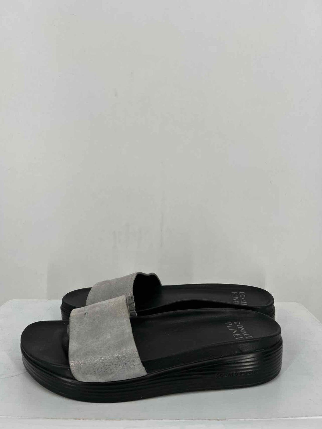 Donald Pliner Women Size 8 Grey Sandals