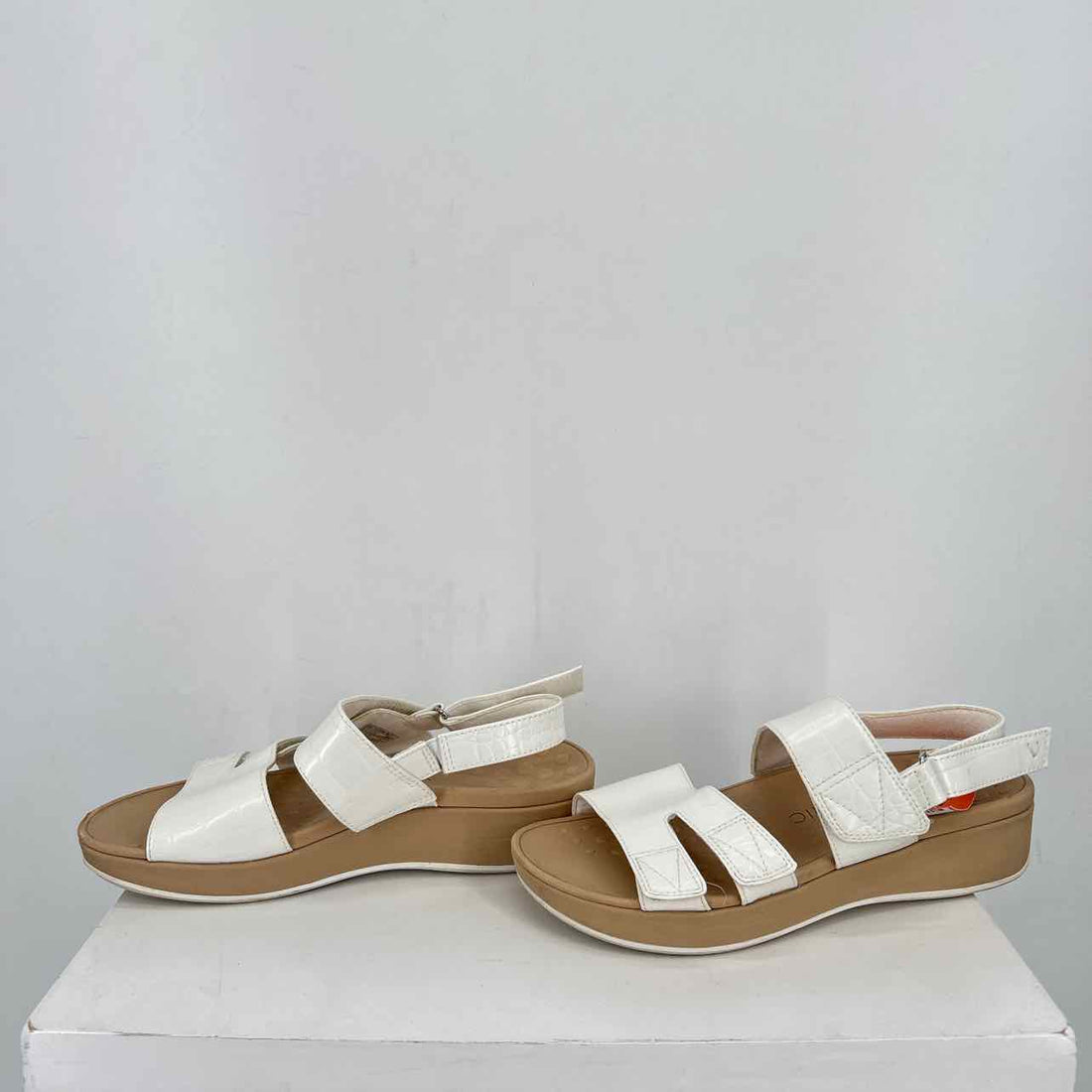 Vionic Women Size 9 White Sandals