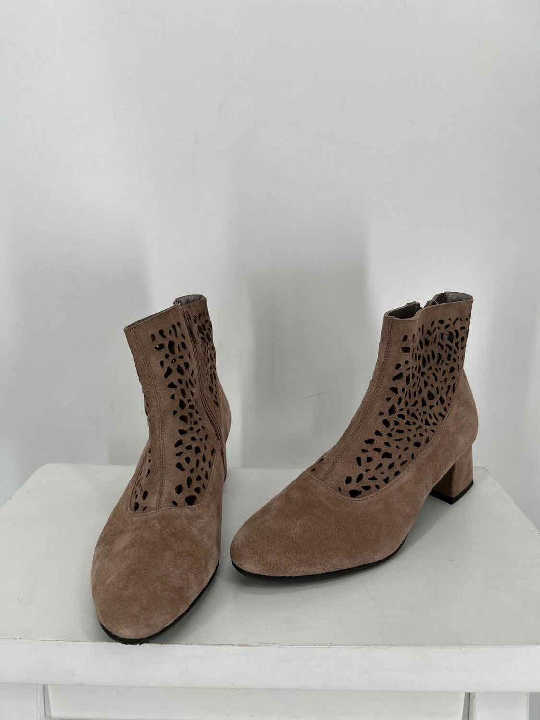 Bella Comforto Women Size 37.5 Taupe Pre Owned Suede Ankle Boot