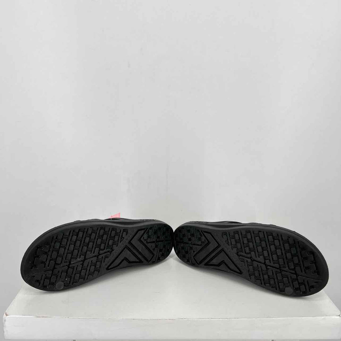 Telic Women Size XS Black Sandals