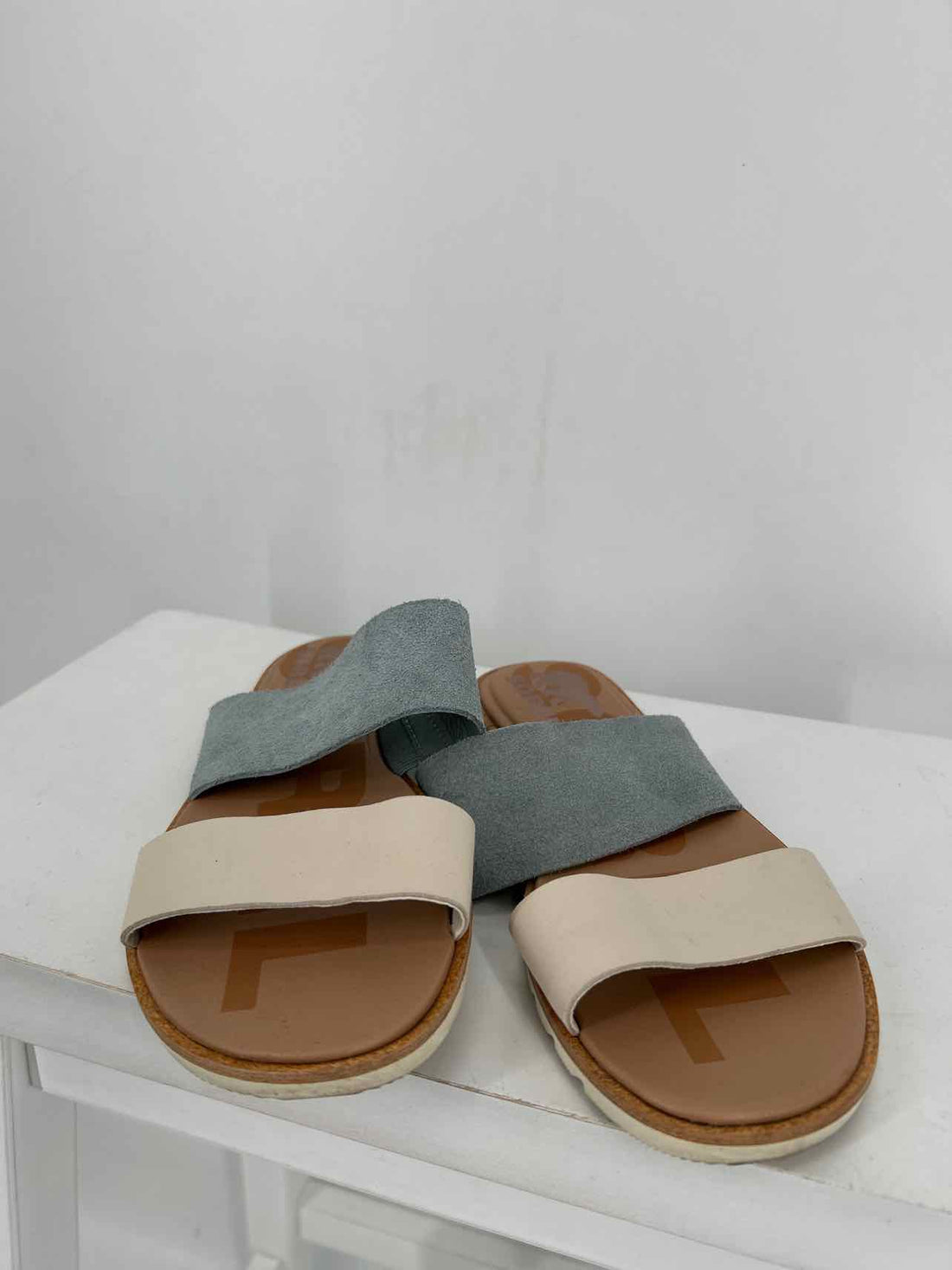 Sorel Women Size 6.5 Cream & Light Blue Slides