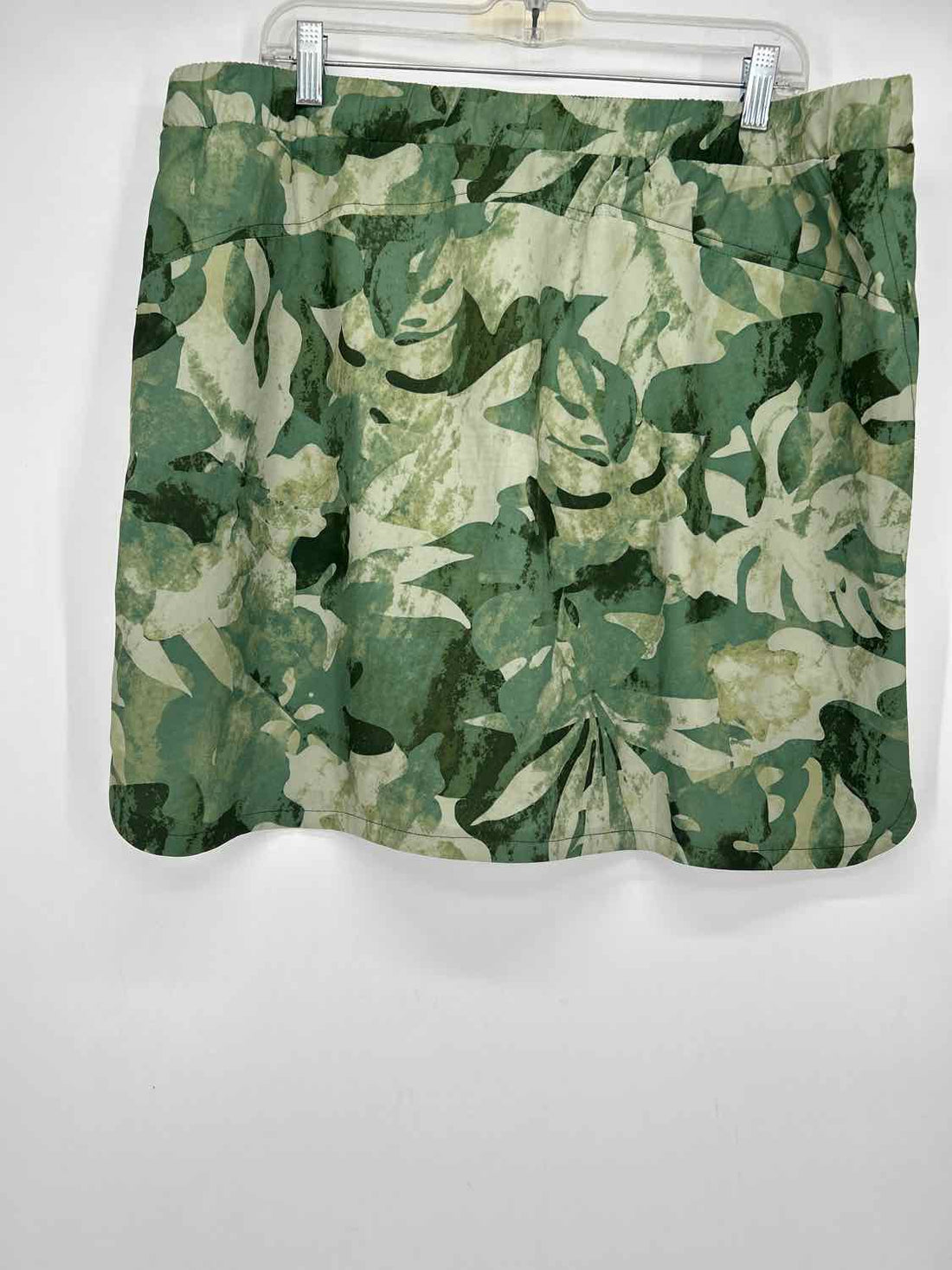 Chicos Size 3 (16) Green Print Active Skorts