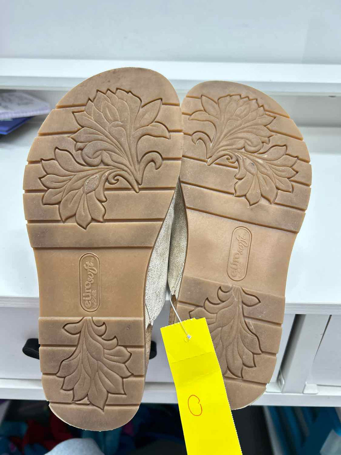 Euro Soft by Soffit Women Size 7.5 Gold Sandals