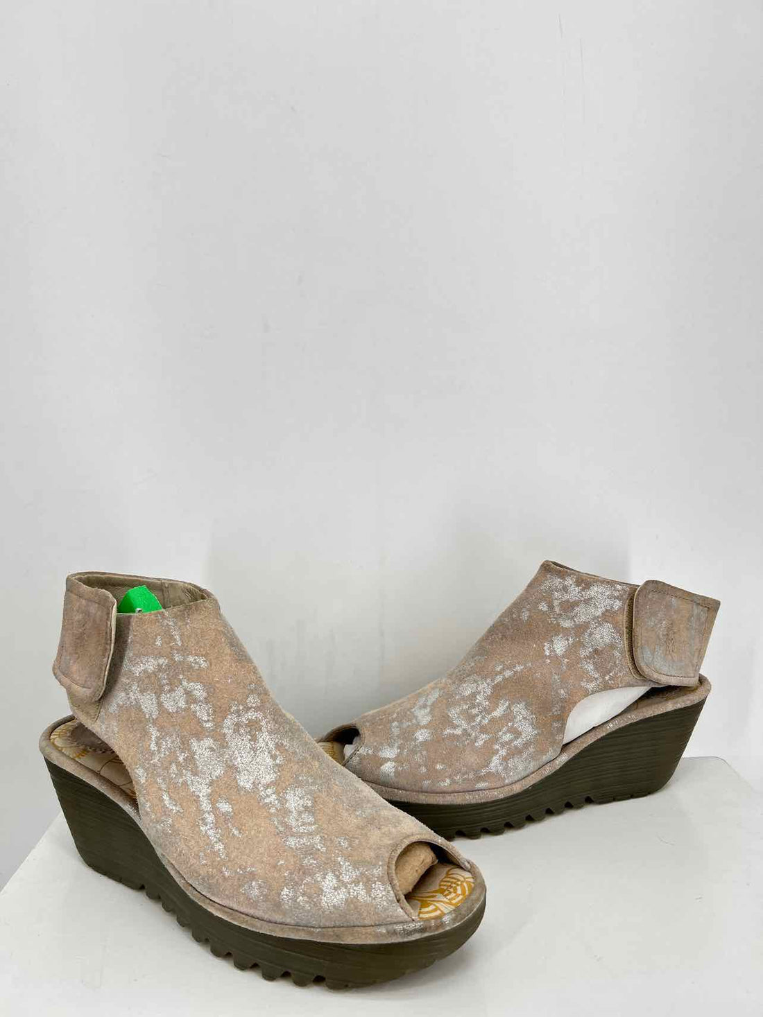 Fly london Women Size 39 (8.5-9) Beige & Silver Wedges