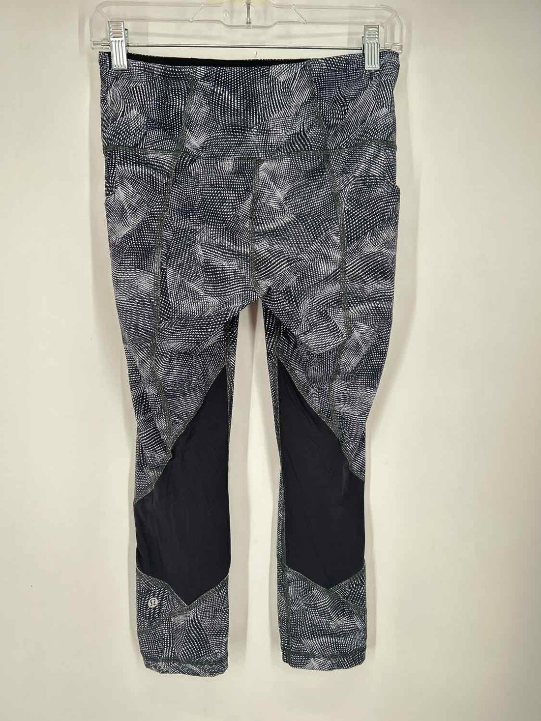 Lululemon Size 6 Black & White Print Active Leggings
