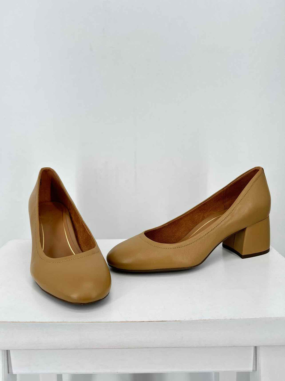 Vionic Women Size 8 Tan Heels