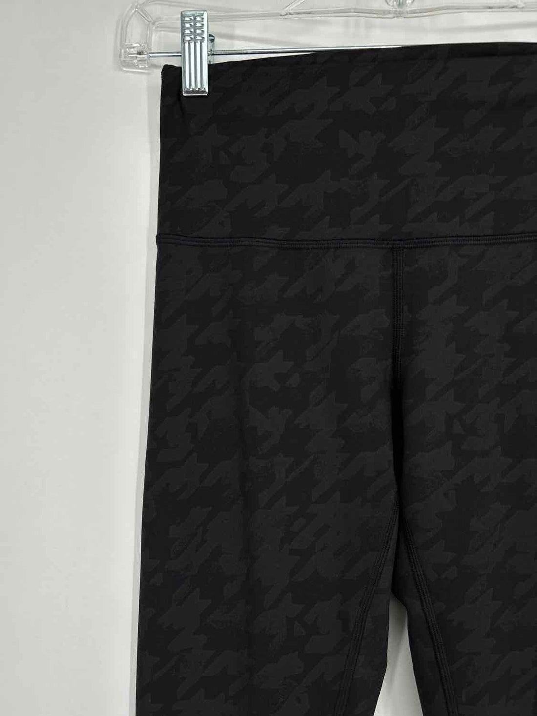 Lululemon Size 6 Black Print Active Leggings