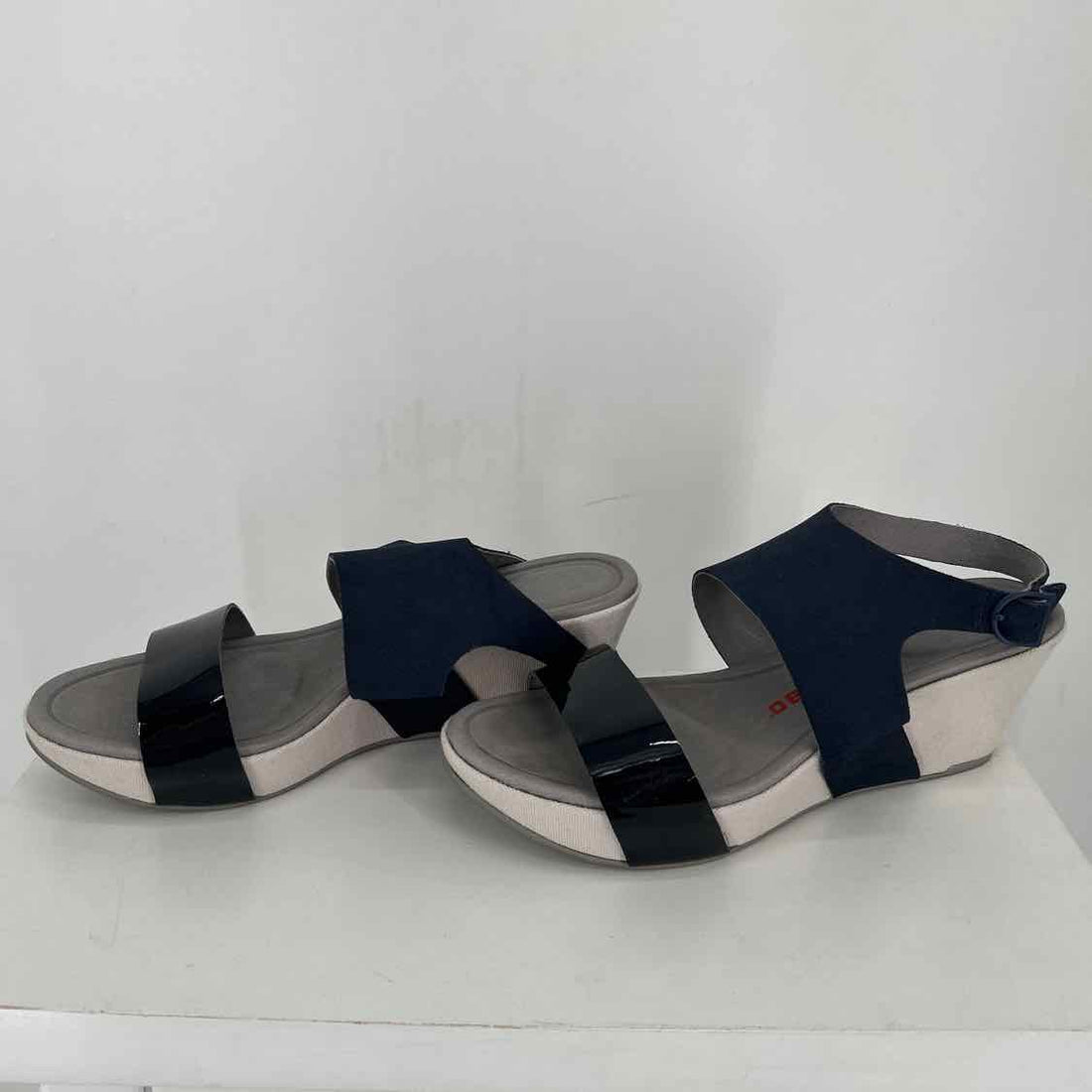 TSUBO Women Size 9.5 Navy Sandals