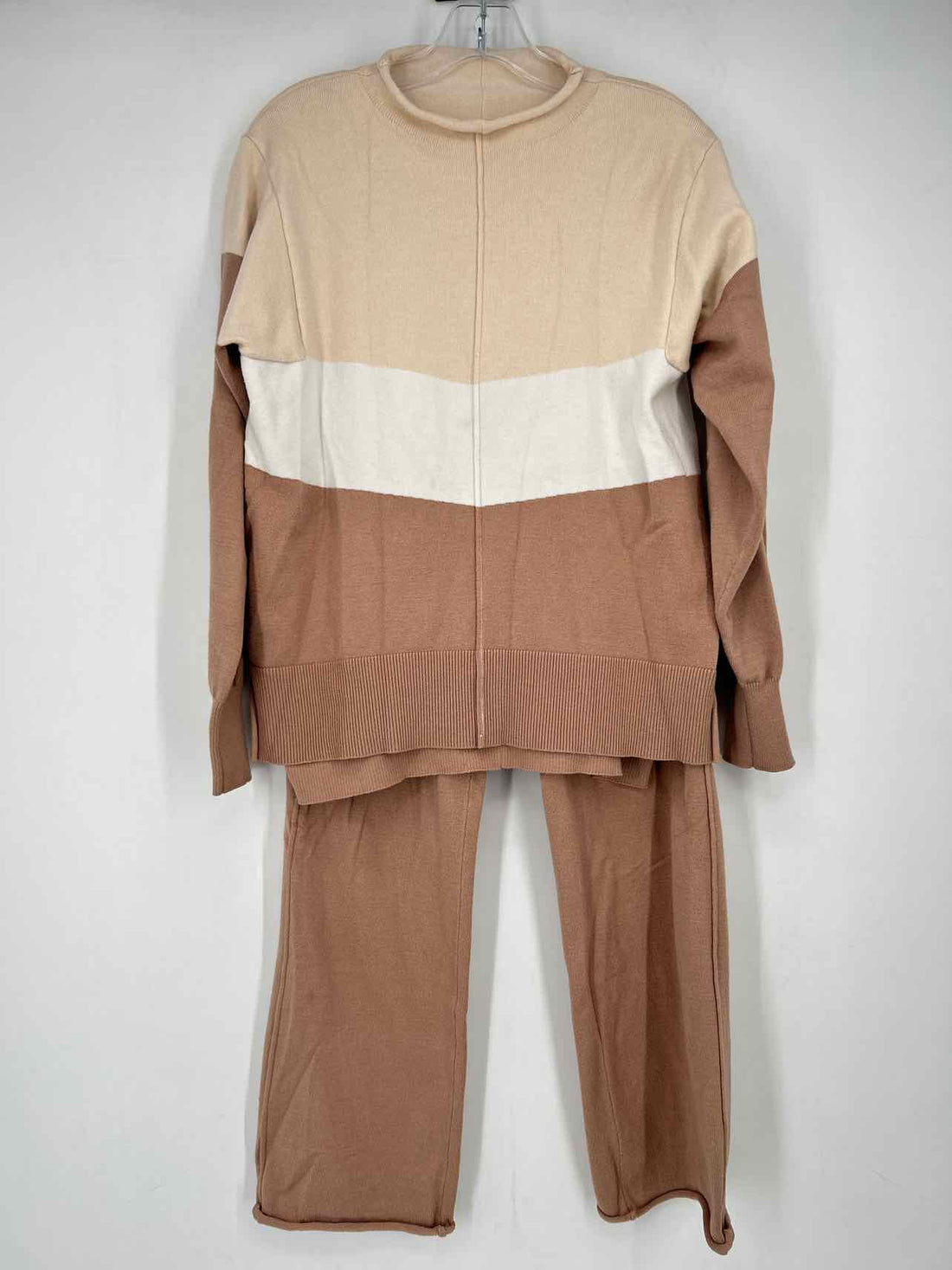 No Brand Name Size M Beige & Tan Multi-Piece Set