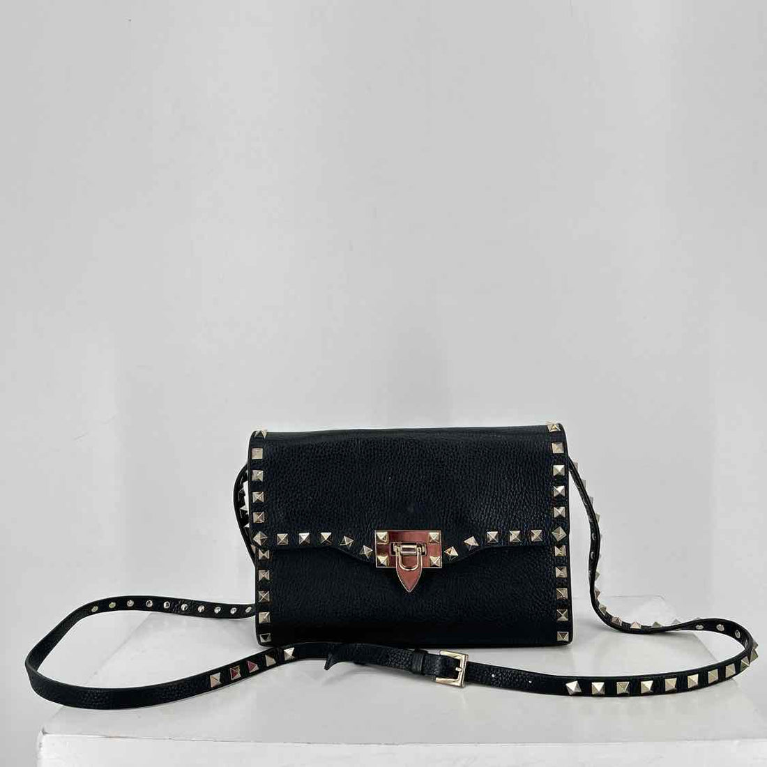 Valentino Garavani Rockstud Black Pebbled Leather Pre Owned LUXURY