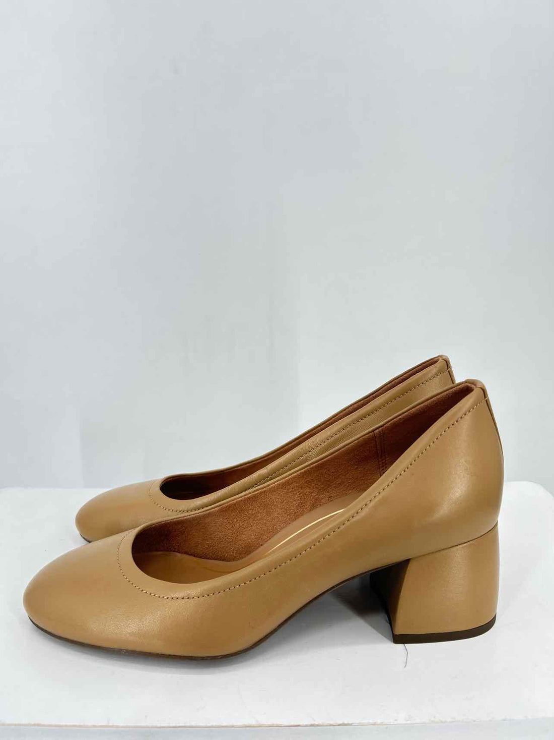 Vionic Women Size 8 Tan Heels
