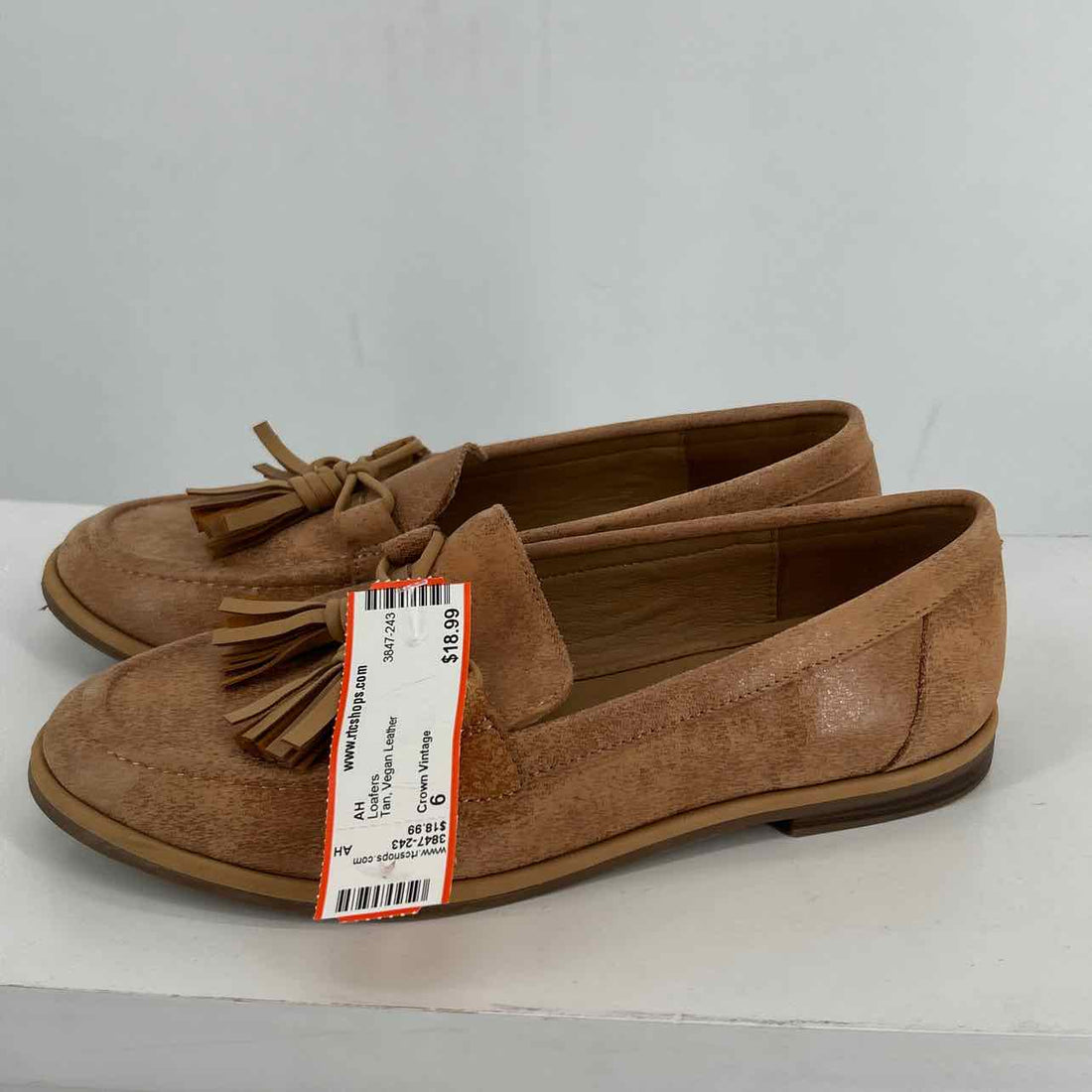 Crown Vintage Women Size 6 Tan Vegan Leather Loafers