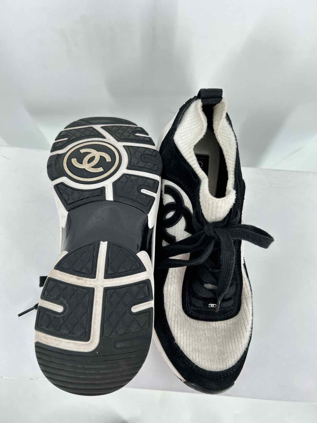 Chanel Women Size 38 Interlocking CC Logo Sock White & Black Sneakers