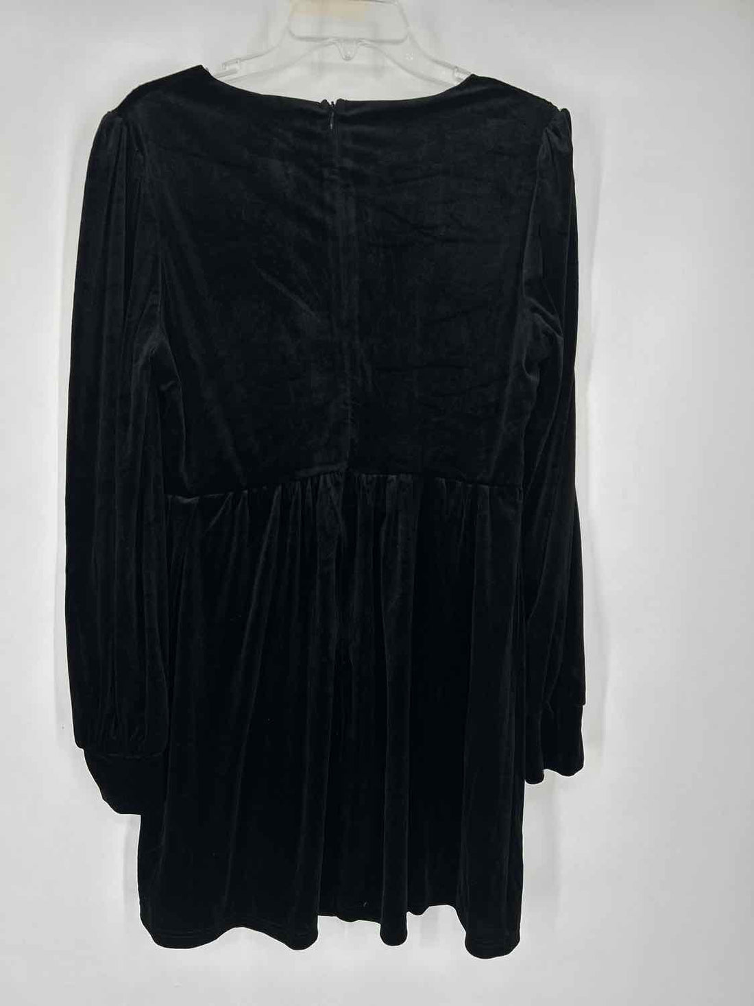 She + Sky Size M Black Velvet Long Sleeve Dress