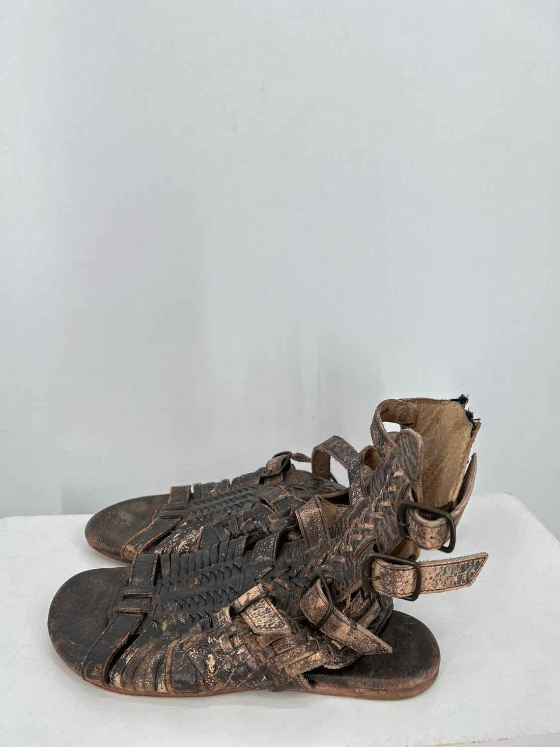 Bedstu Women Size 6 Brown Pre Owned Distressed Sandals