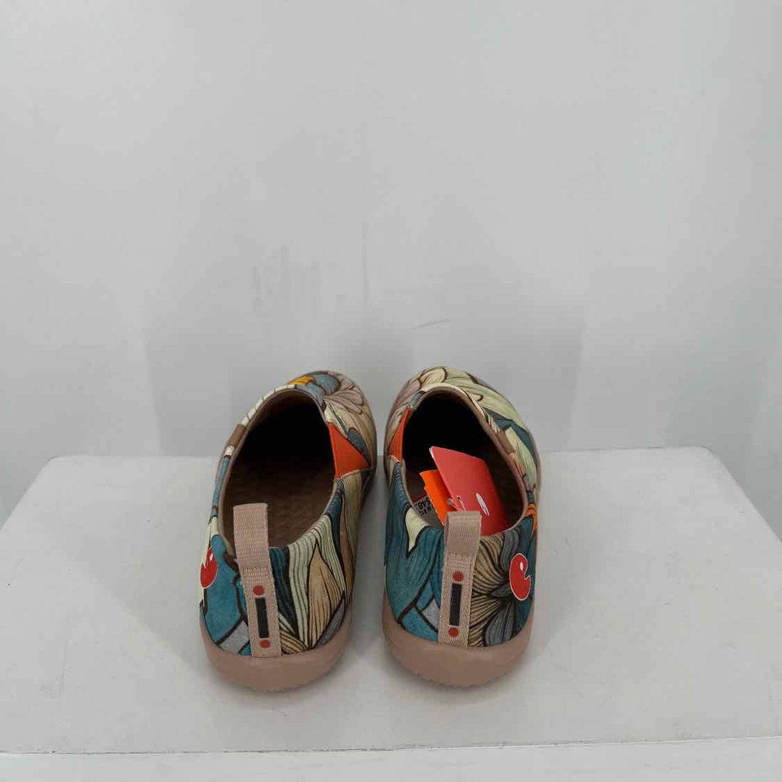Uin Women Size 7 Floral NWT Canvas Sneakers