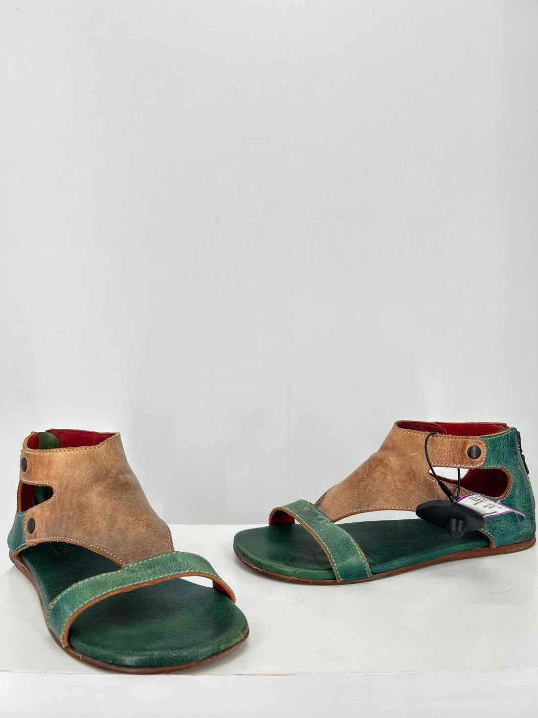 Bedstu Women Size 8.5 Tan & teal Sandals