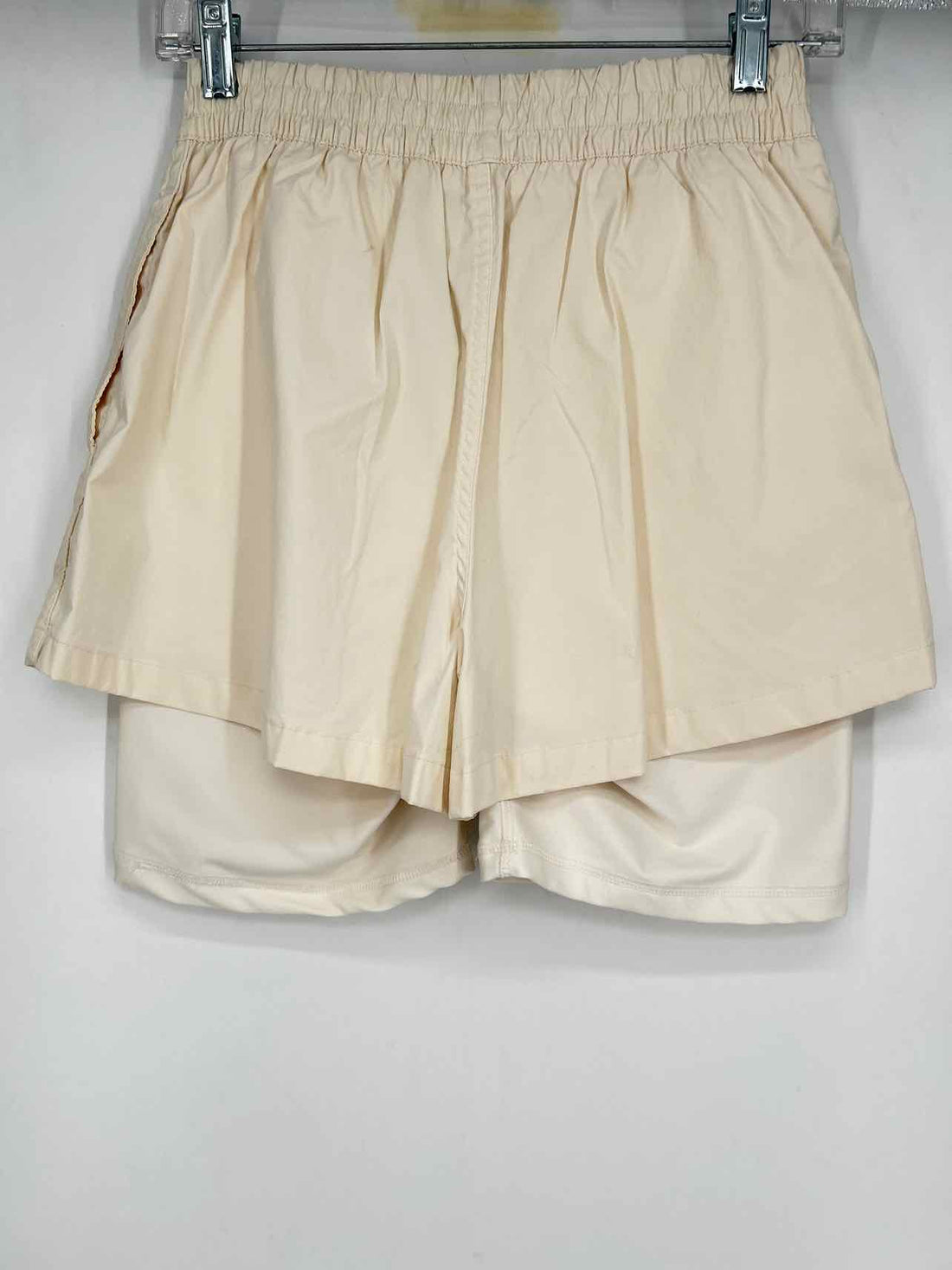 We Wore What Size M Cream Active Skorts