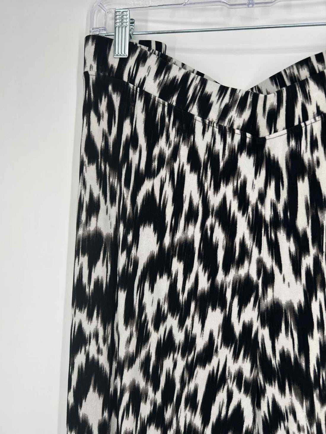 Chicos Traveler's Size 4 (20/22) Black & White Pants