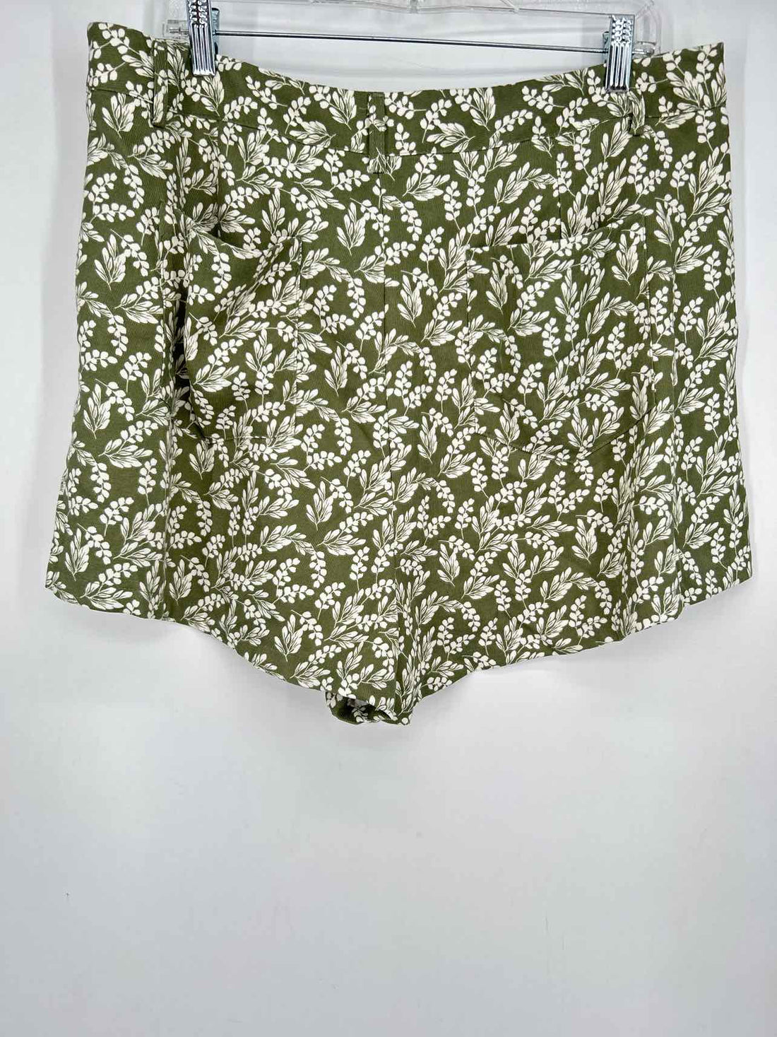 Cider Size 1X Olive & White Floral Shorts
