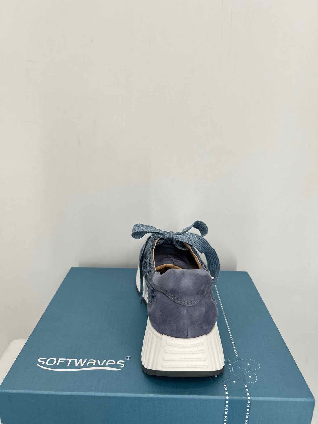 Softwaves Women Size 38.5 Blue New In Box Raffia/Suede Sneakers