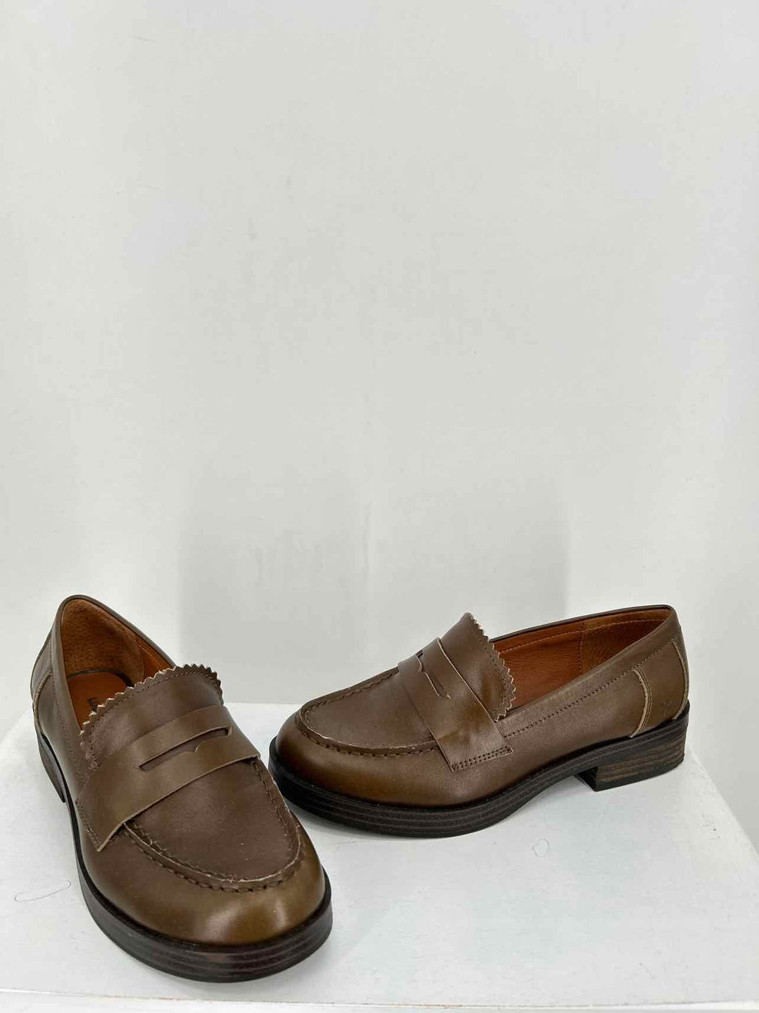 Lucky Brand Women Size 6.5 Olive Like New Loafers