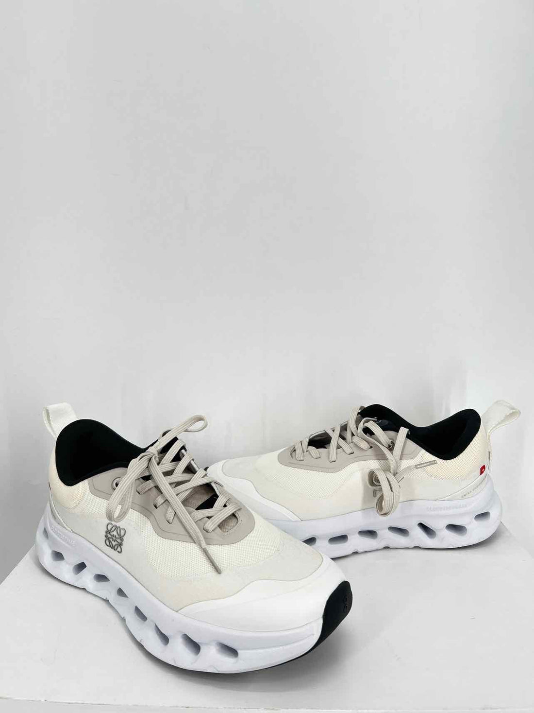 On Cloud Women Size 7 Cream & White Like New Sneakers