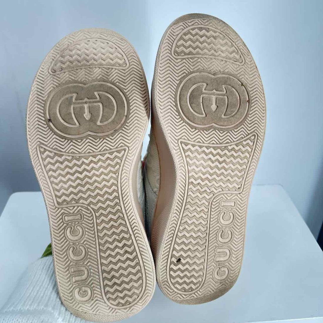 Gucci GG  Women Size 36 White & Beige Pre Owned Calfskin LUXURY