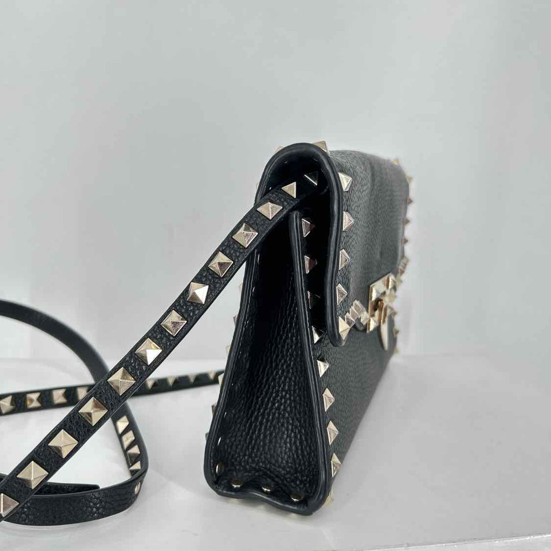 Valentino Garavani Rockstud Black Pebbled Leather Pre Owned LUXURY