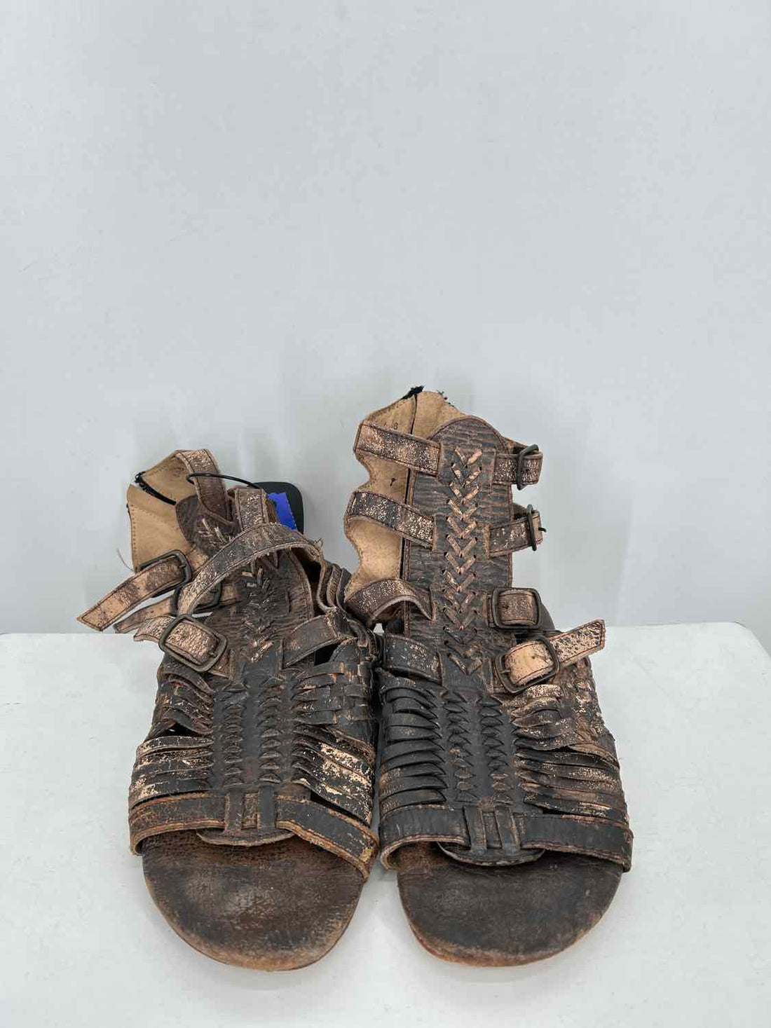 Bedstu Women Size 6 Brown Pre Owned Distressed Sandals
