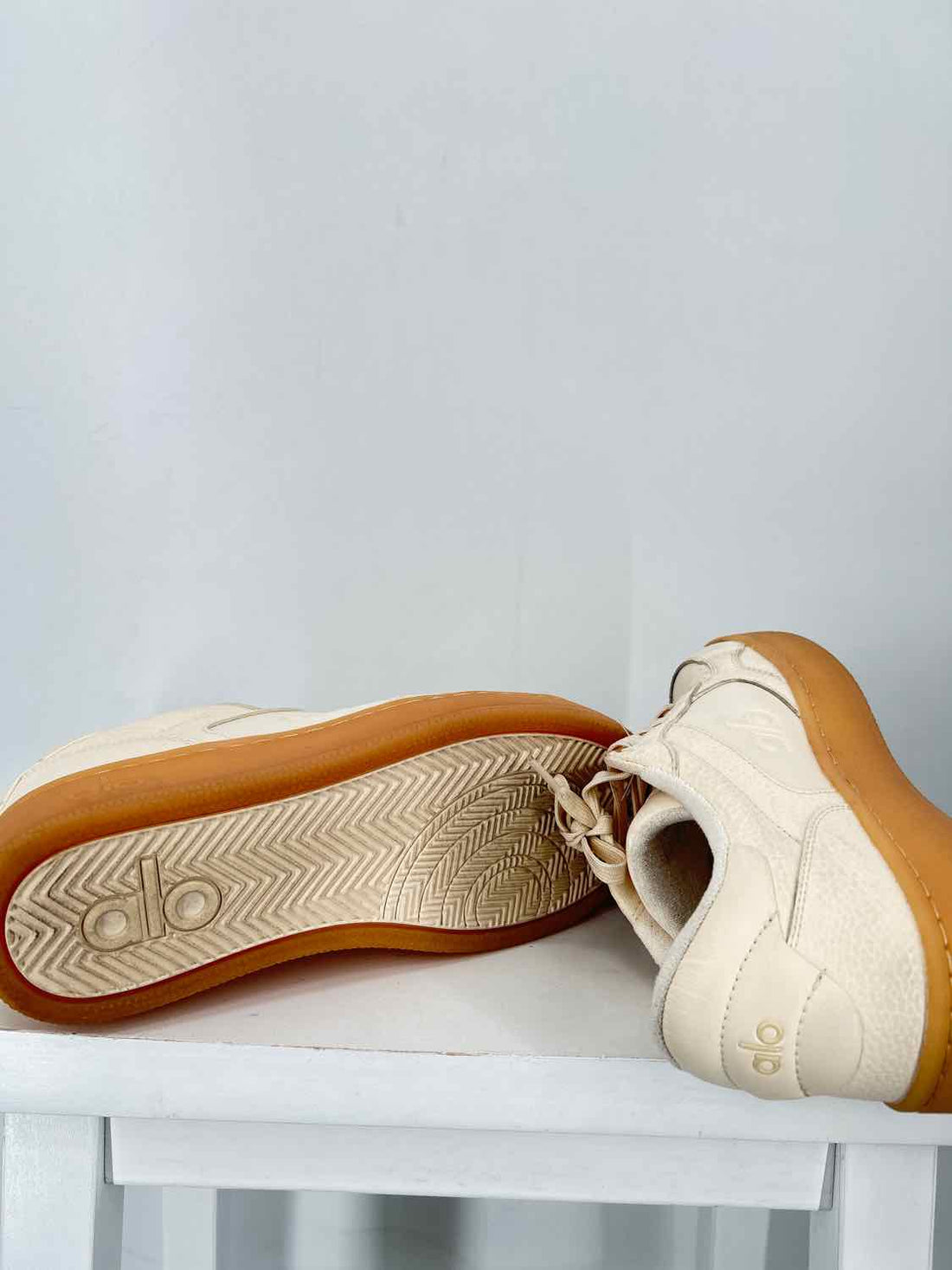 Alo Yoga Women Size 7.5 Buttercream Sneakers