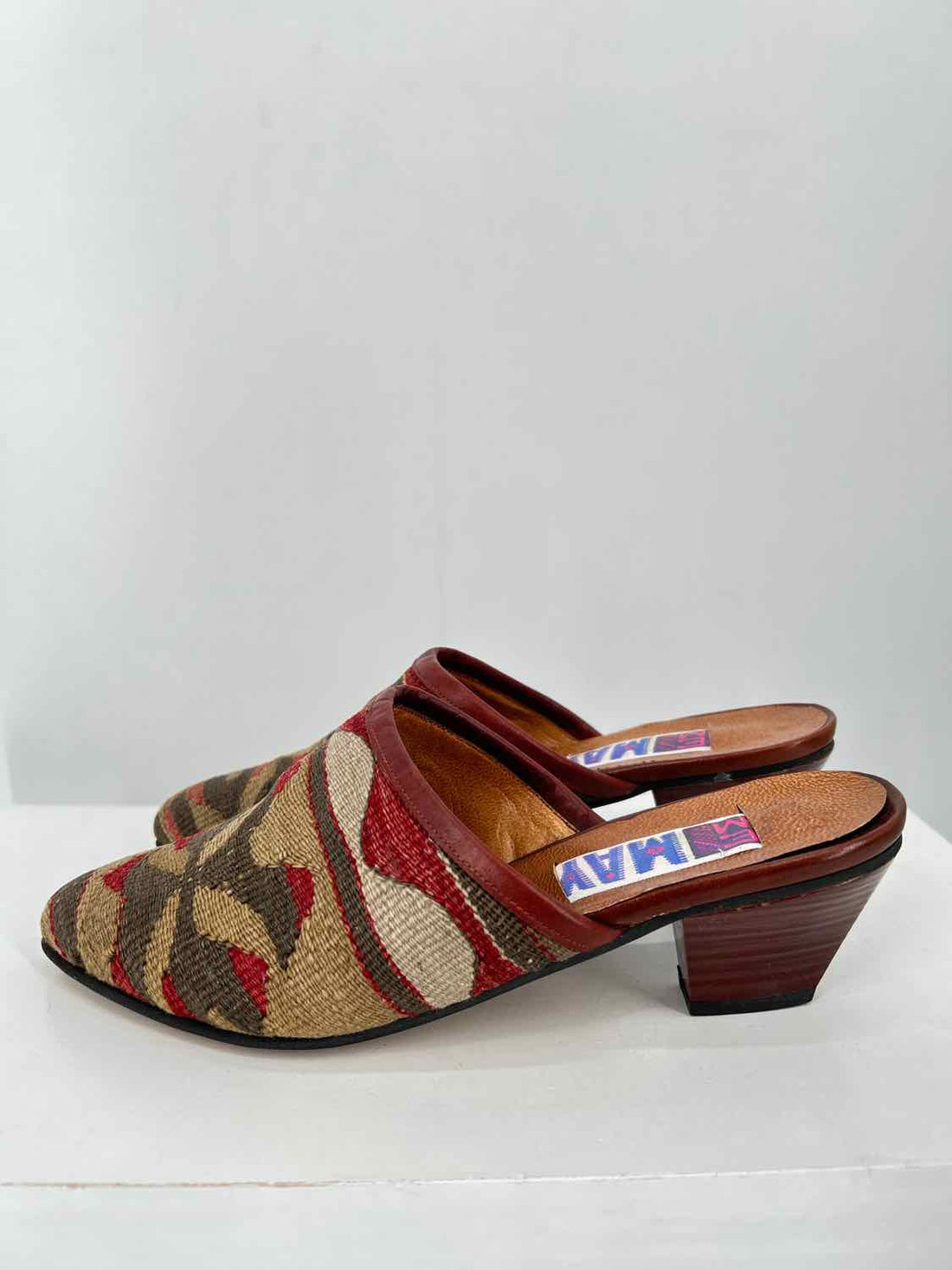 Em May Women Size 8 Green & Red Print Mules