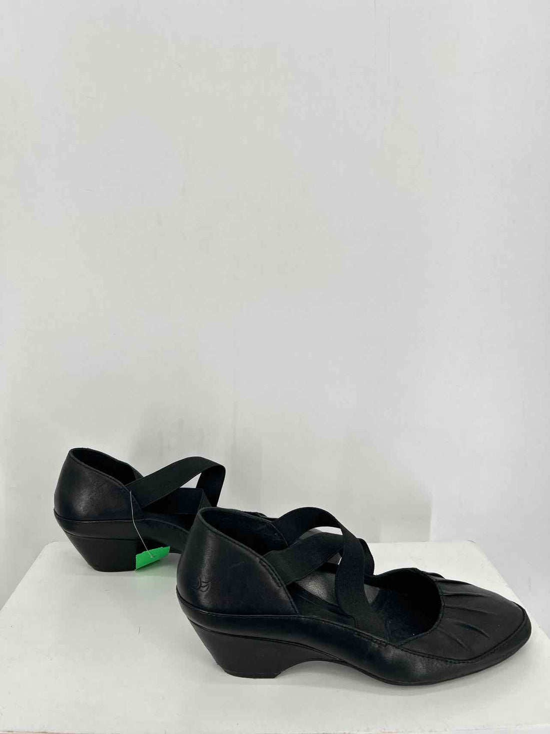 Nurture Women Size 8 Black Wedges