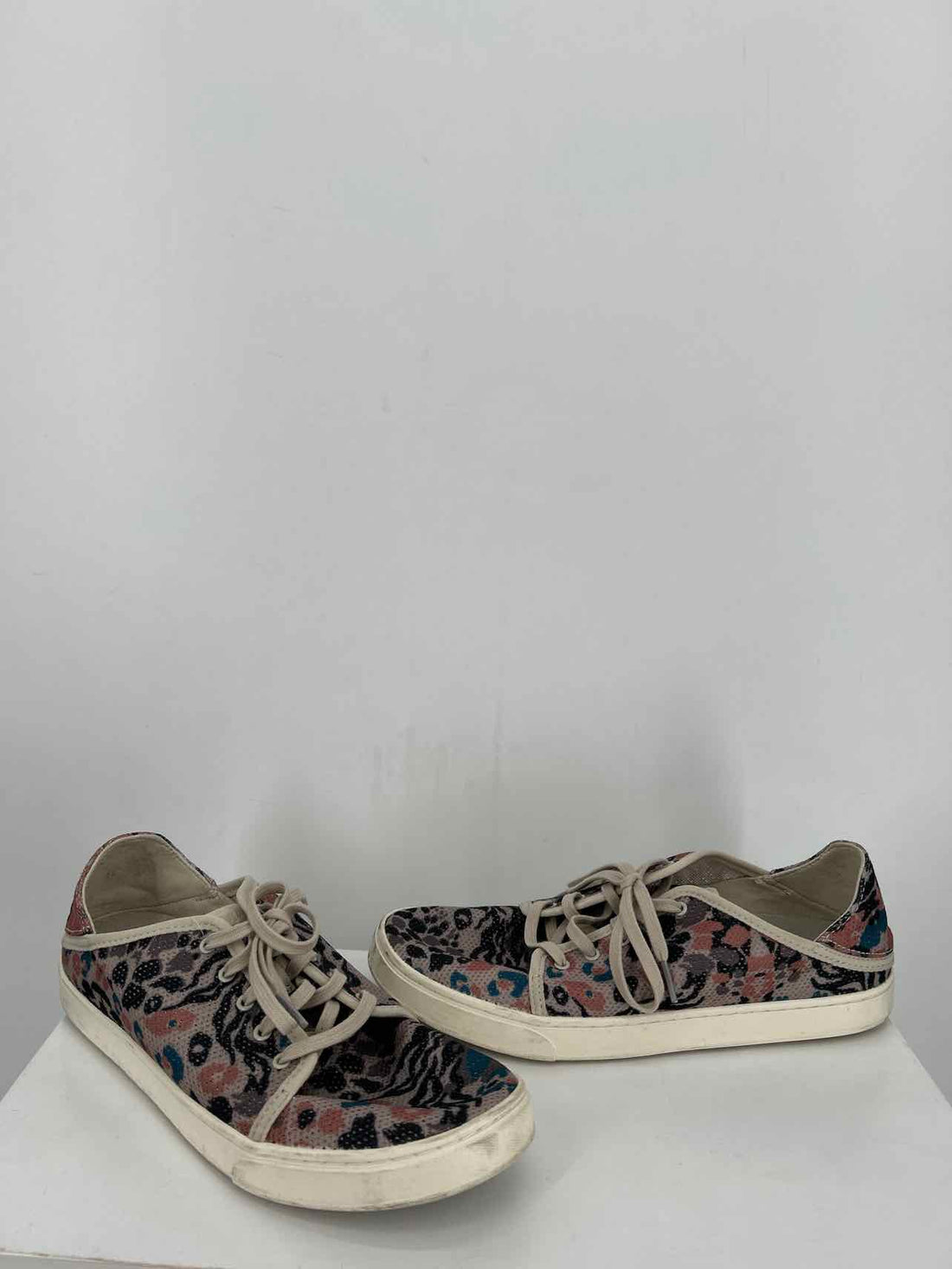 Olu Kai Women Size 10 Light Gray & Black Print Sneakers