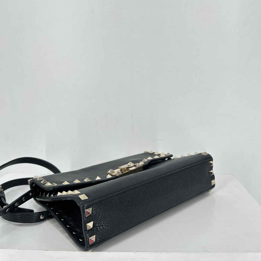 Valentino Garavani Rockstud Black Pebbled Leather Pre Owned LUXURY