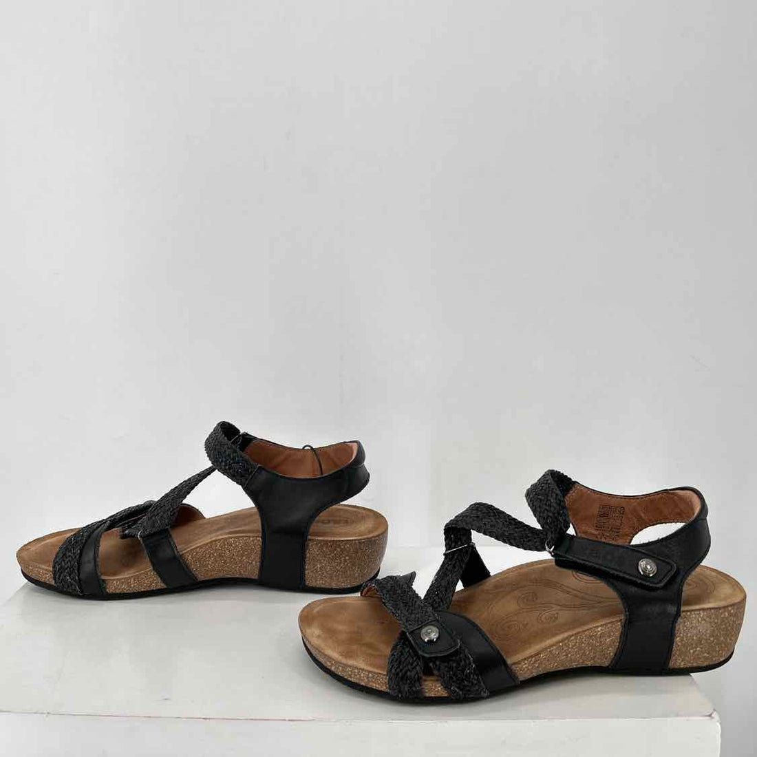 Taos Women Size 9/9.5 Black Sandals