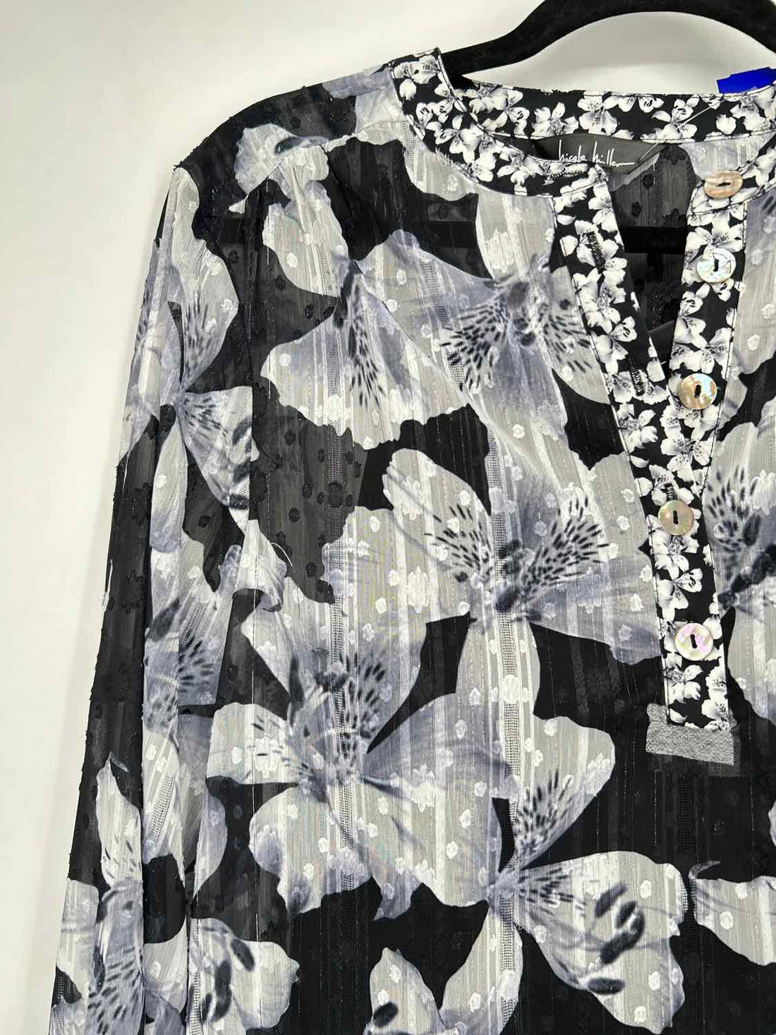 Nicole Miller Size L Black & White Floral Shimmer Long Sleeve