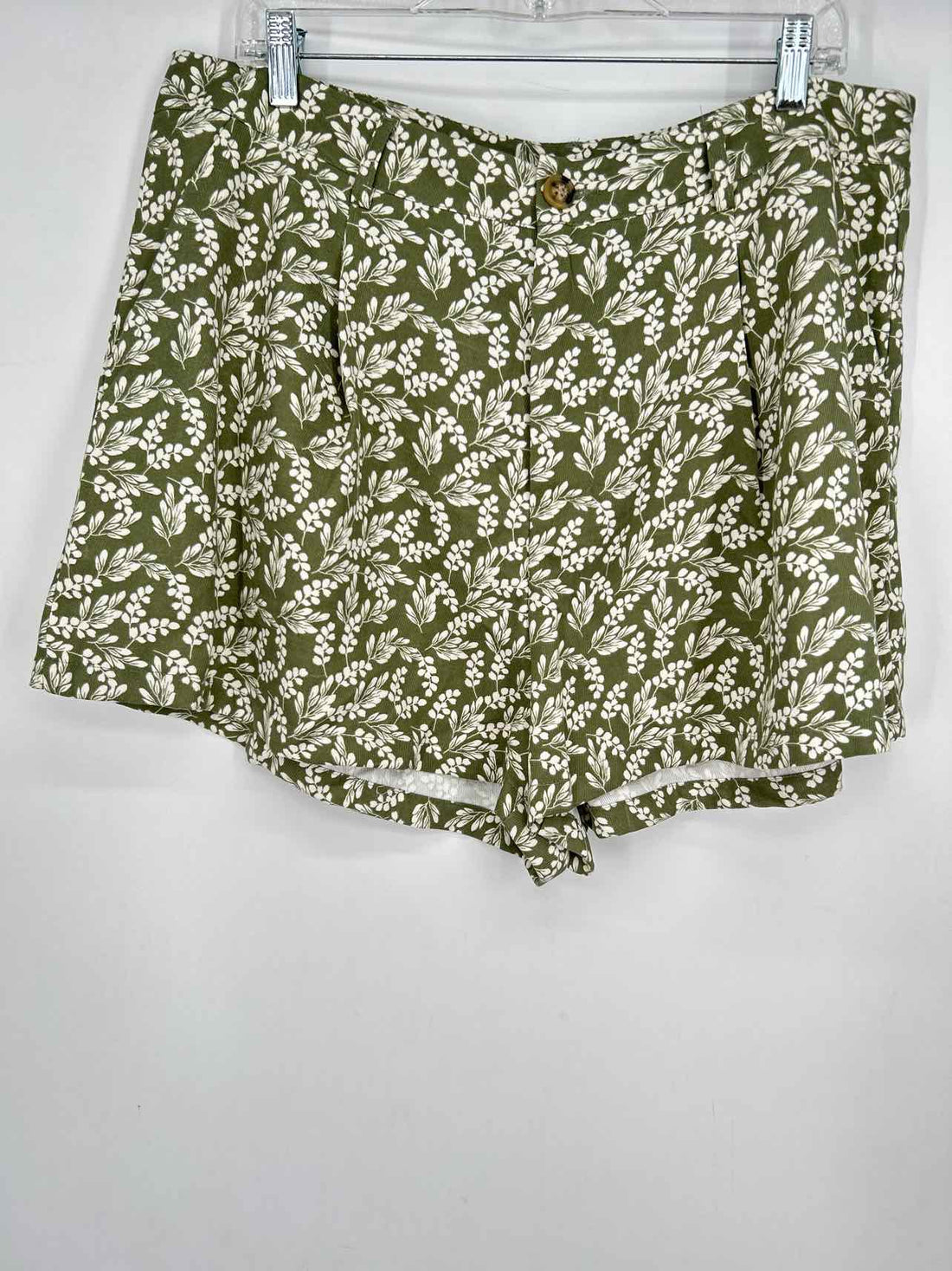 Cider Size 1X Olive & White Floral Shorts