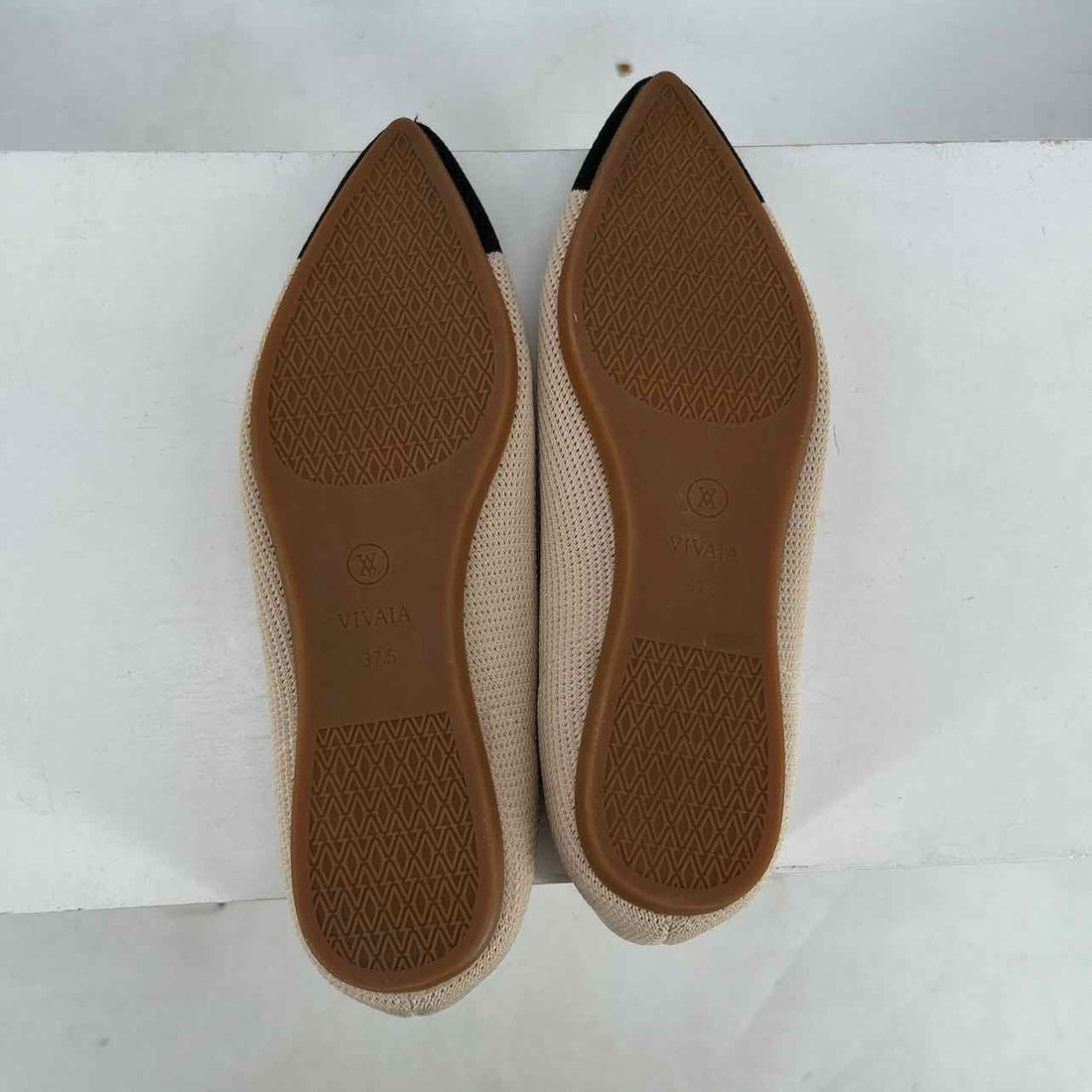 Vivaia Women Size 37.5 Beige & Black Flats