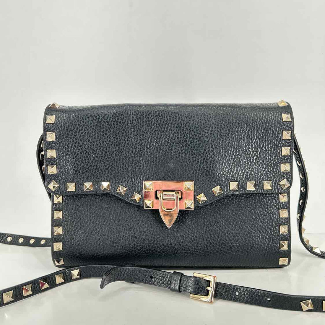 Valentino Garavani Rockstud Black Pebbled Leather Pre Owned LUXURY