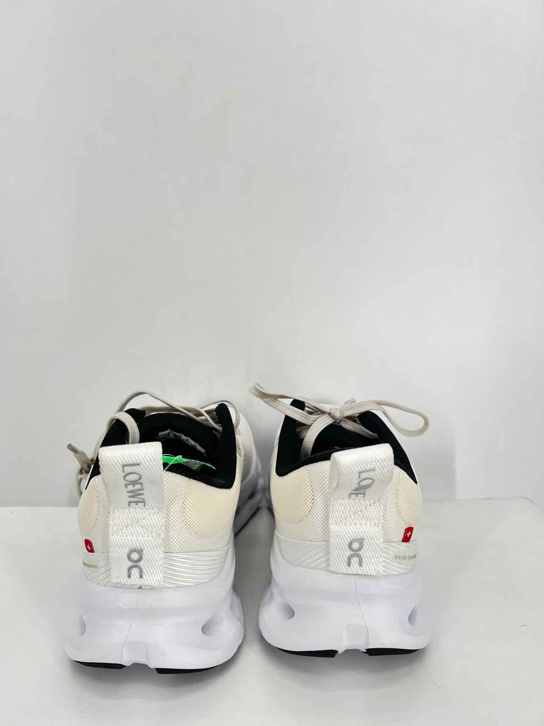 On Cloud Women Size 7 Cream & White Like New Sneakers