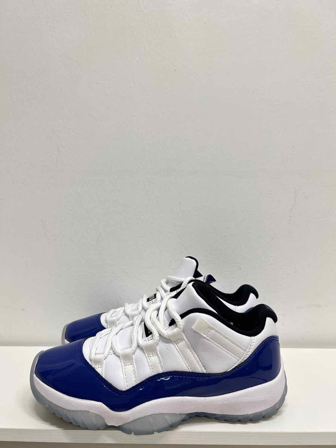 air jordan Women Size 6 White & Blue Sneakers