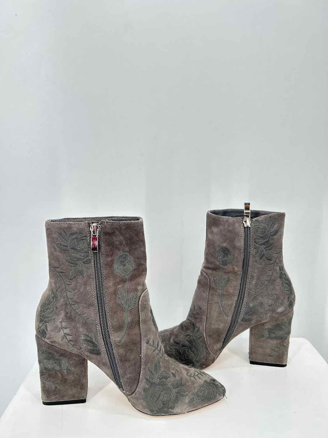 Silent D Women Size 37(6) Gray Floral Embroidered Ankle Boot